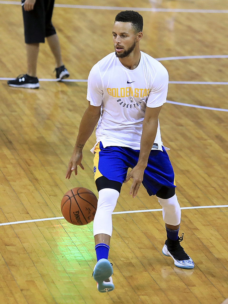 爱游戏体育-库里重要时刻战术调整，湖人带队取胜！赛场气氛高涨的简单介绍