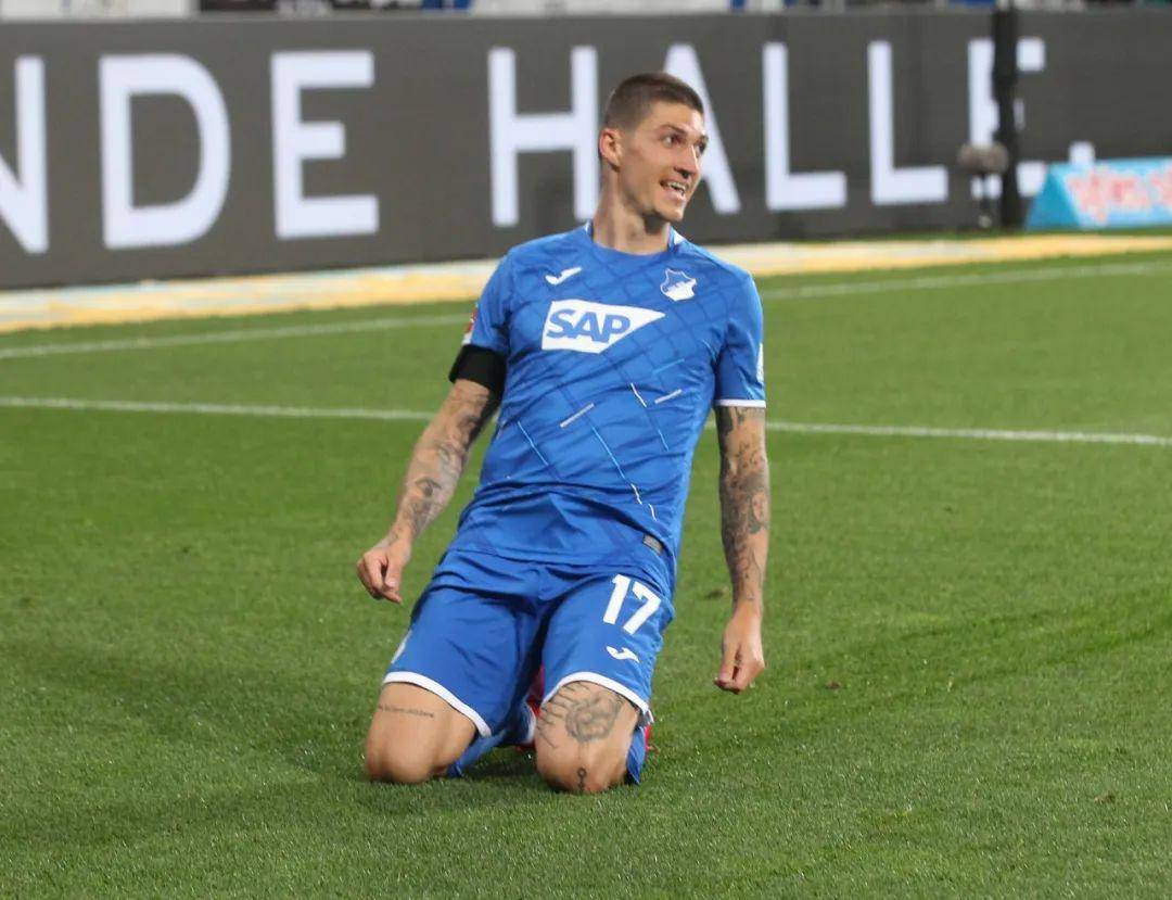 爱游戏体育-莱万多夫斯基遭遇十持续失利，TL教练压力巨大！观众掌声雷动