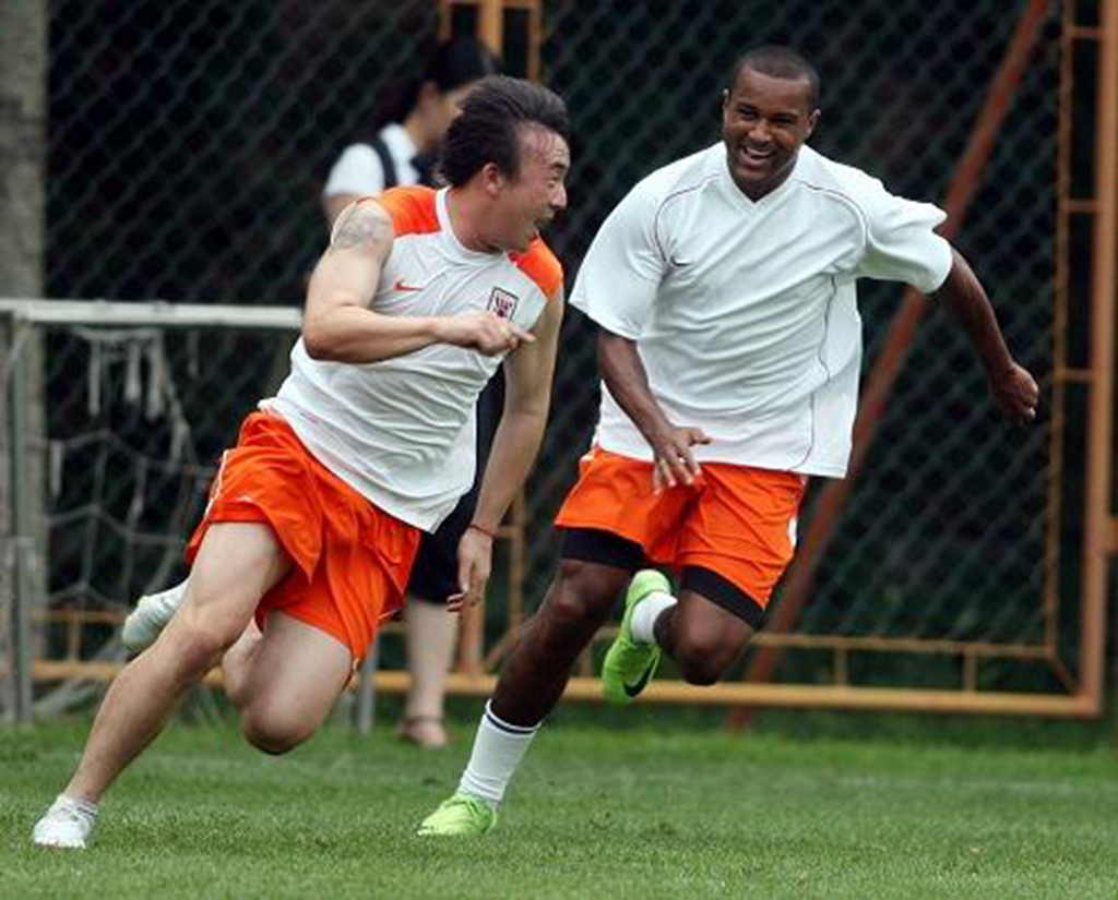 爱游戏体育-芝加哥公牛训练开放日,今夜队长鼓劲引欢呼,中超在即,赛程密集仍需轮换的简单介绍